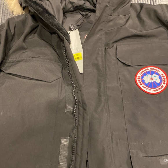 This Canada goose parka has the tags on it still, as well as the hologram tag. - Picture 2 of 5